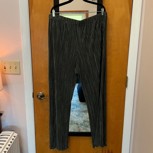 High Waisted Plisse Flare Pants - Olive - Picture 4 of 4